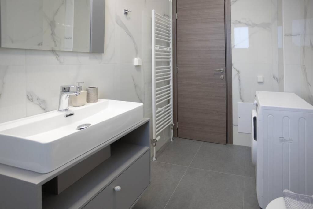 Mela Luxury Apartments Maroulás Екстериор снимка
